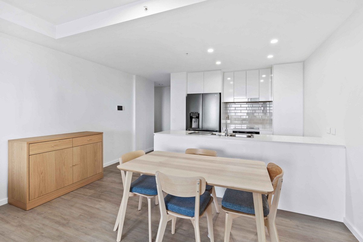 41304/2 Main Street Varsity Lakes 7