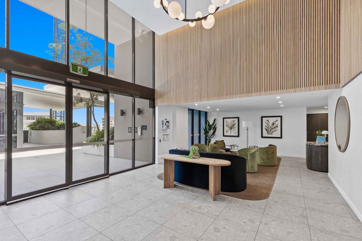 41304/2 Main Street Varsity Lakes 13