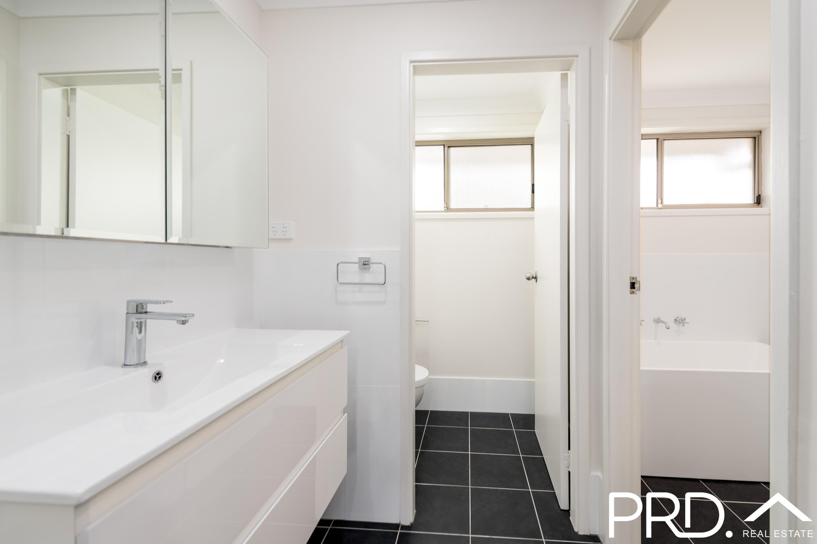 4/135 Rex Road GEORGES HALL 5