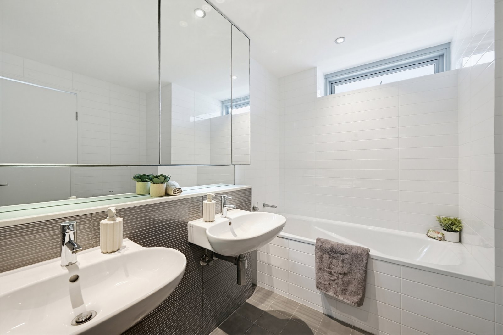 413/8 Jenner Street LITTLE BAY 18