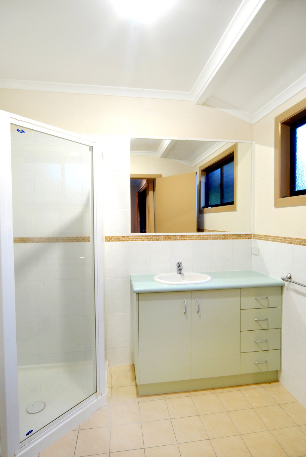 4/164 Shute Harbour Rd  CANNONVALE 3