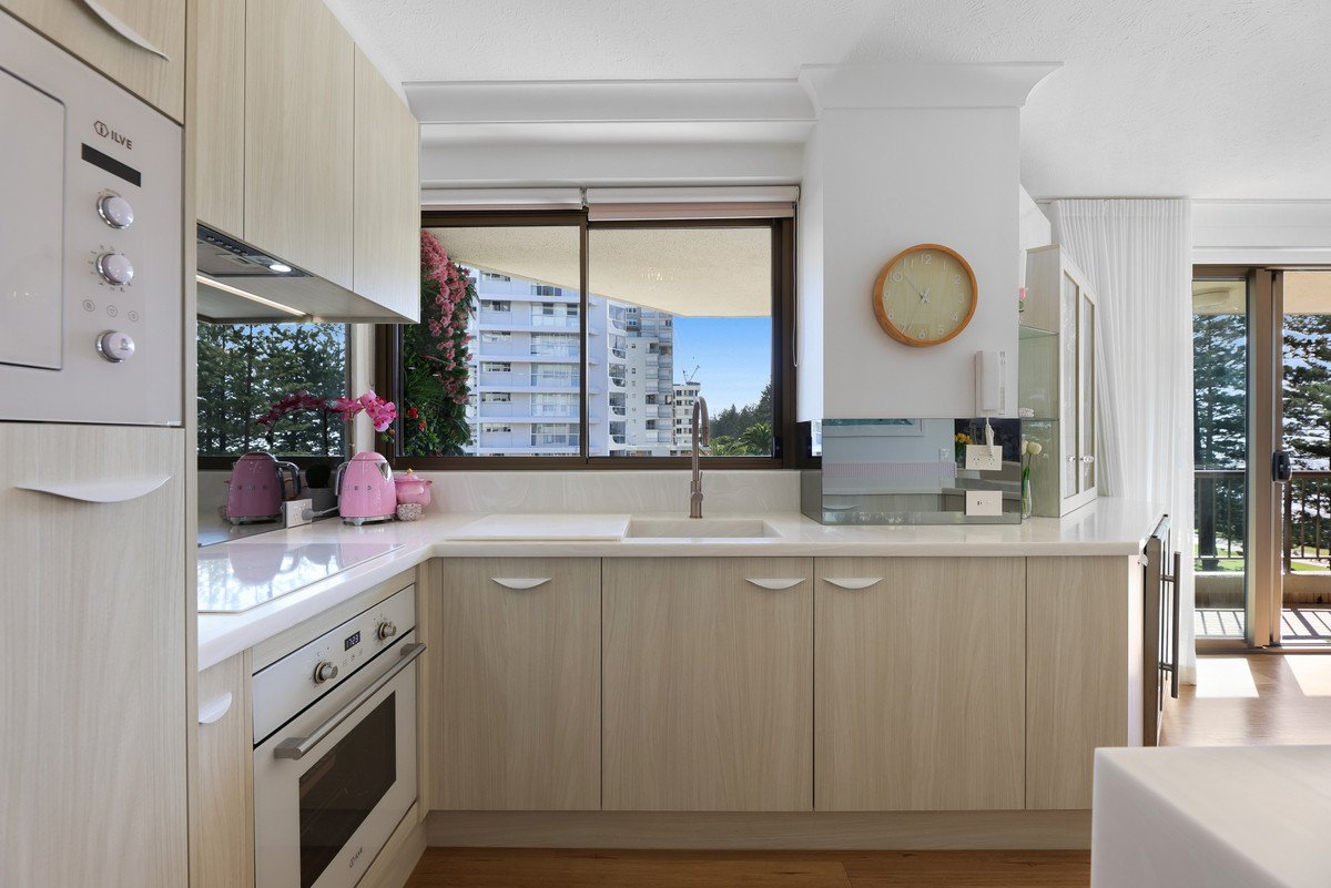4/164 The Esplanade Burleigh Heads 4