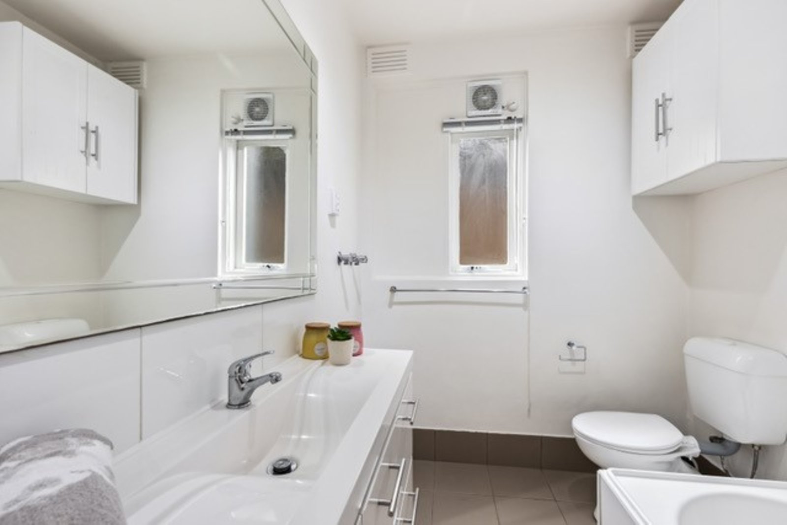 Real Estate and Property in 4/17 Tiuna Grove, Elwood, VIC