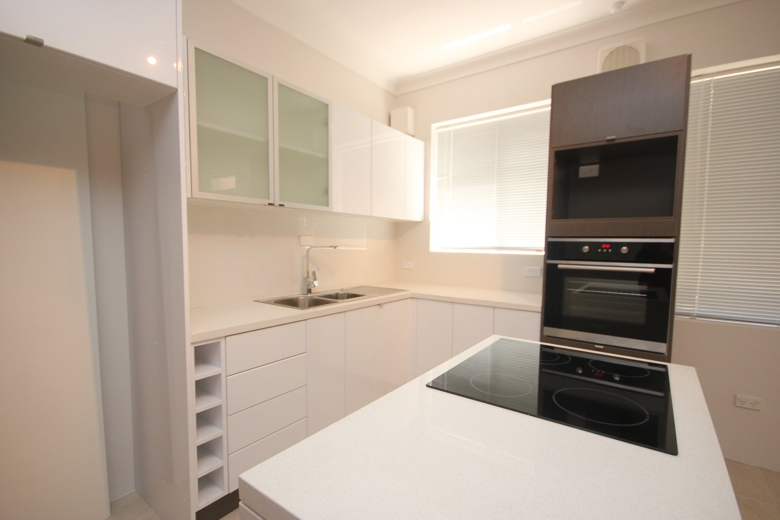 4/174 Chuter Avenue SANS SOUCI 1