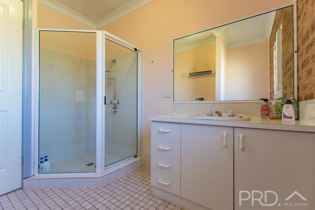 4/18 Russell Street TUMUT 9