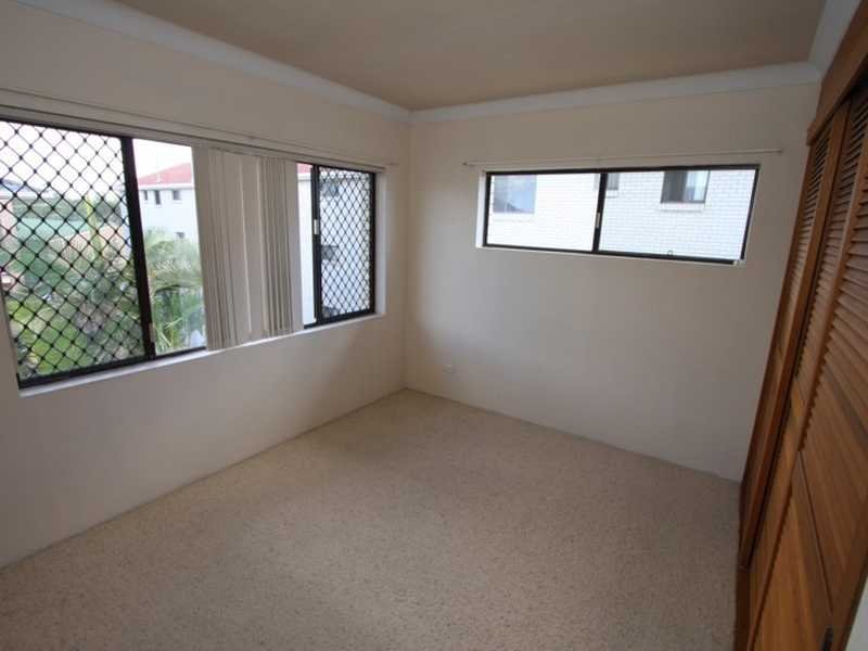 4/196 Marine Parade LABRADOR 6