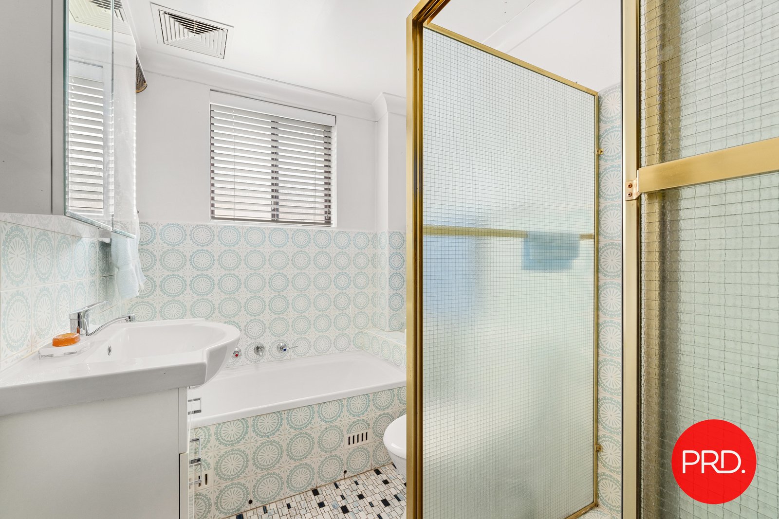 4/2-4 Hampton Court Road CARLTON 9