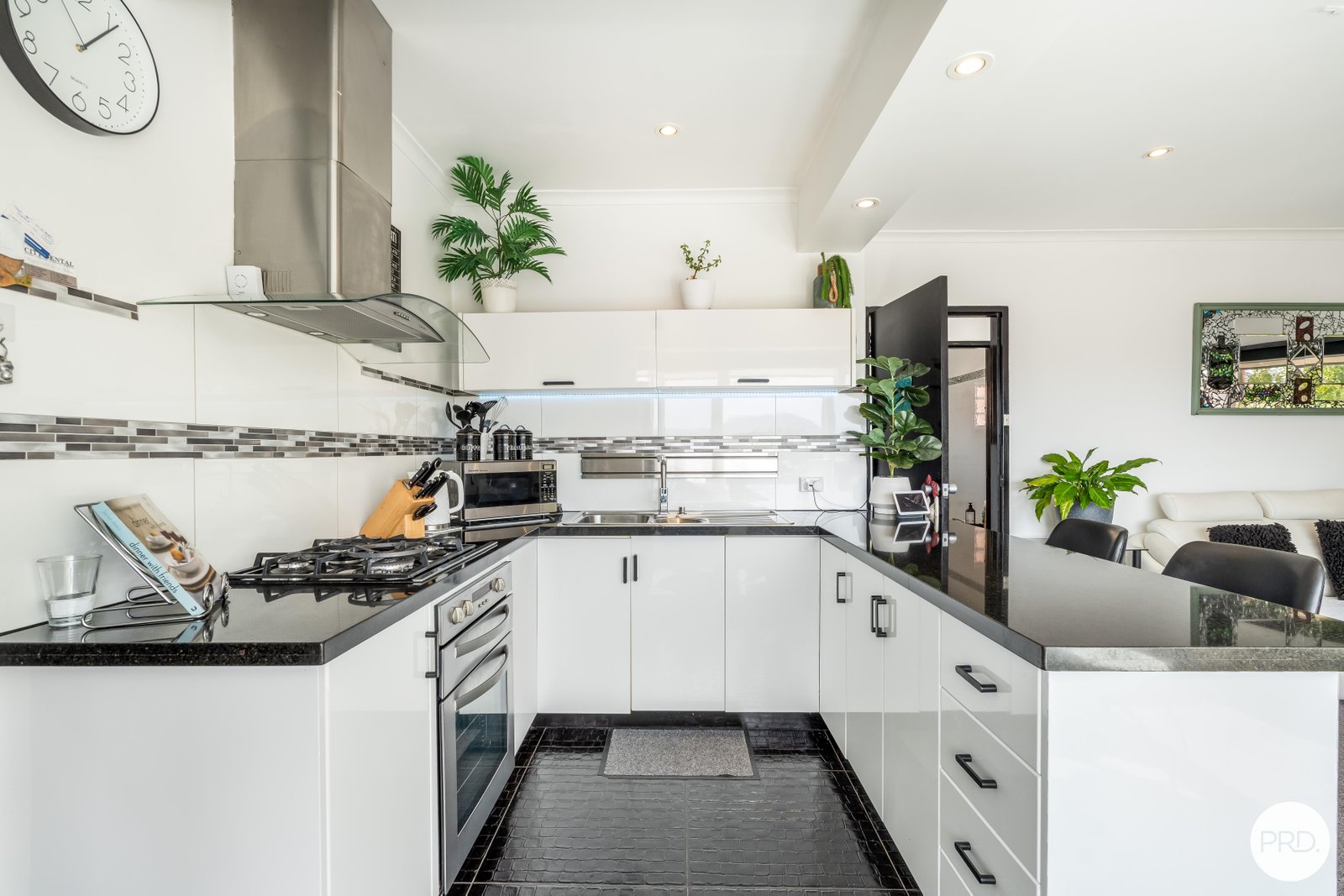 4/2 Auvergne Avenue MOUNT STUART 3