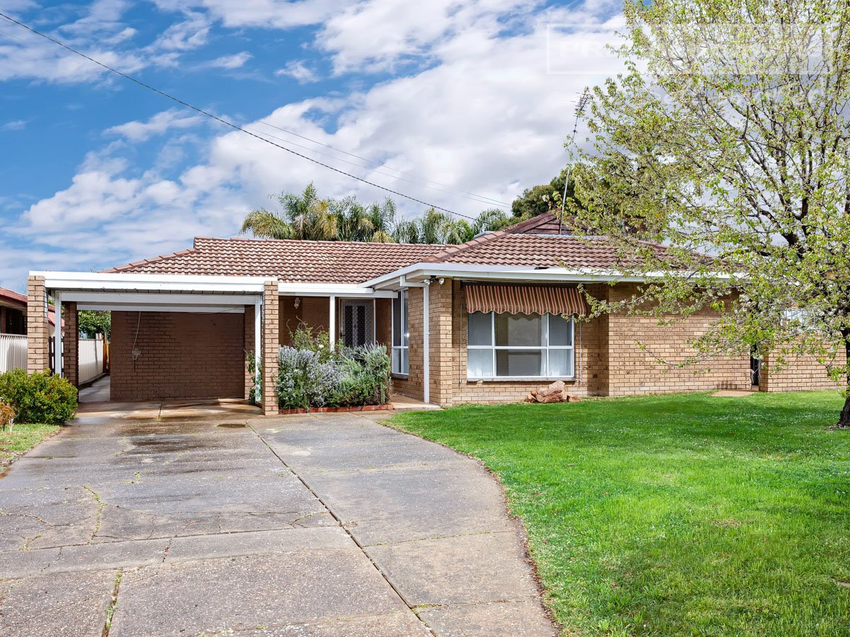 42 Brunskill Road LAKE ALBERT 1