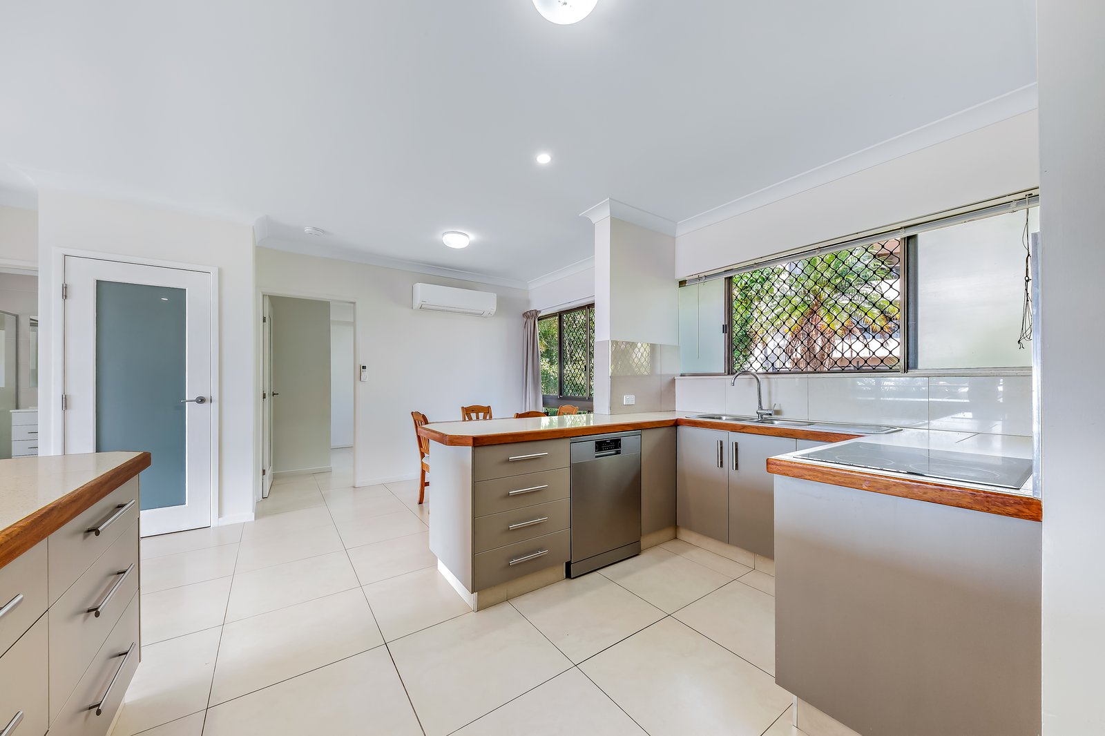 4/2 Eshelby Drive CANNONVALE 1