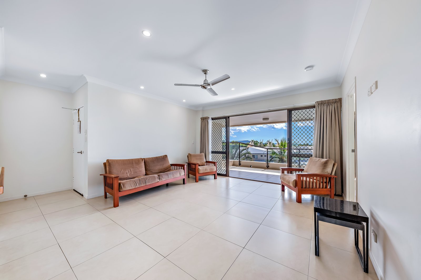 4/2 Eshelby Drive CANNONVALE 3