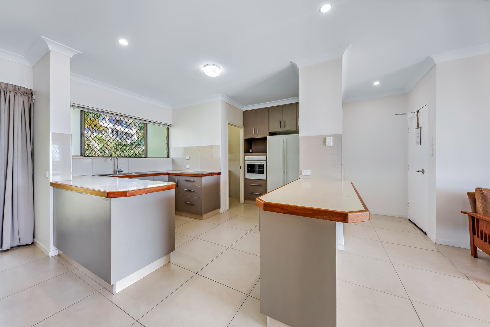 4/2 Eshelby Drive CANNONVALE 4