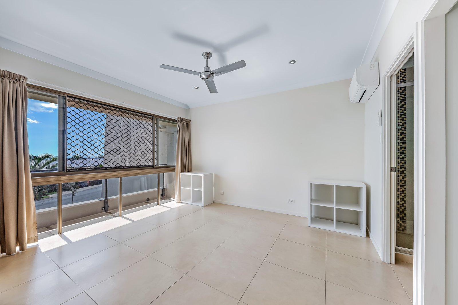 4/2 Eshelby Drive CANNONVALE 6