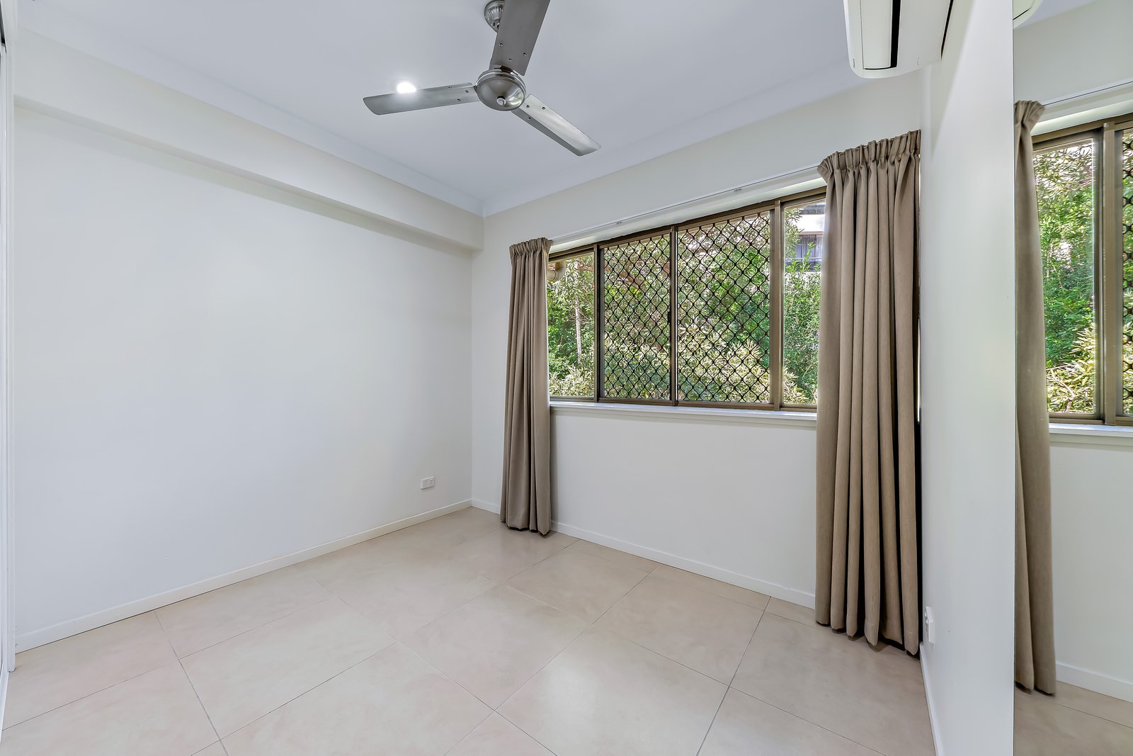 4/2 Eshelby Drive CANNONVALE 10