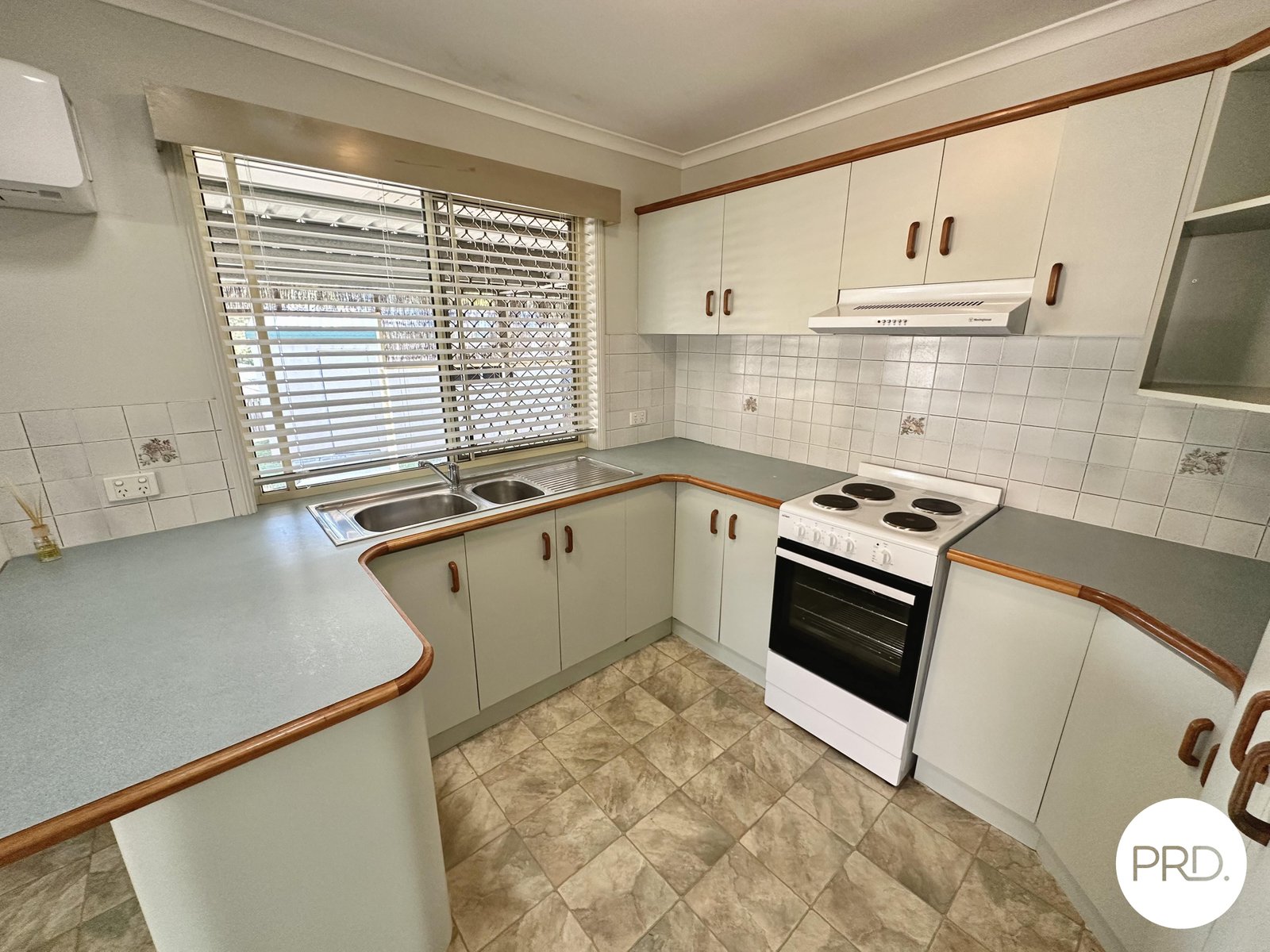 42 LOMANDRA Street BOYNE ISLAND 2