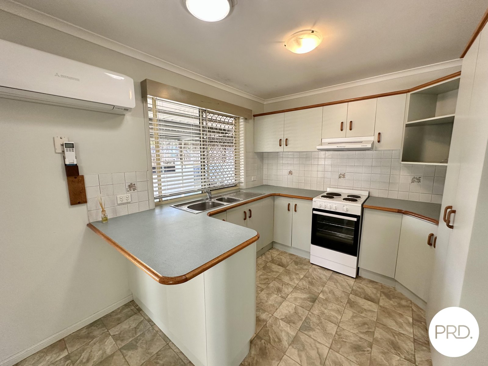 42 LOMANDRA Street BOYNE ISLAND 8