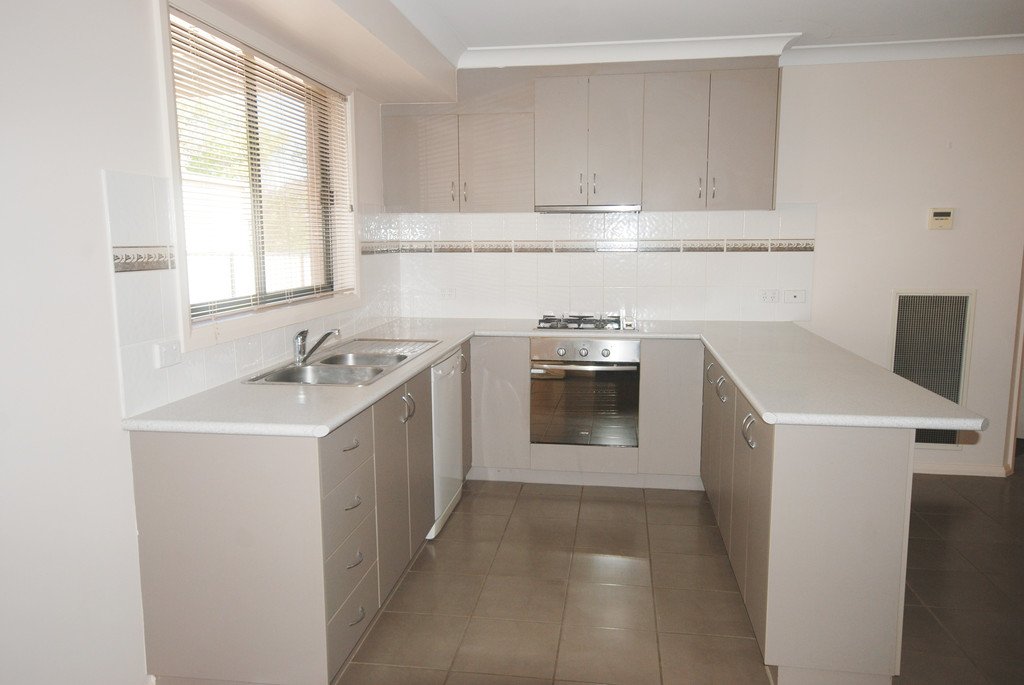4/2 Macquarie Street MOUNT AUSTIN 3