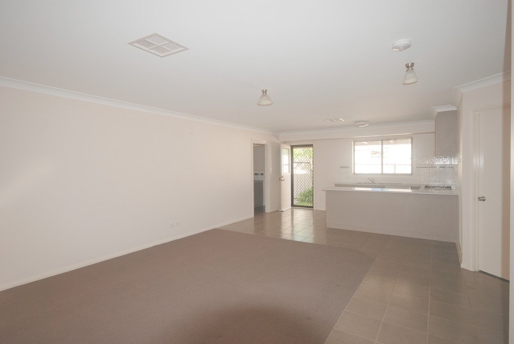 4/2 Macquarie Street MOUNT AUSTIN 4
