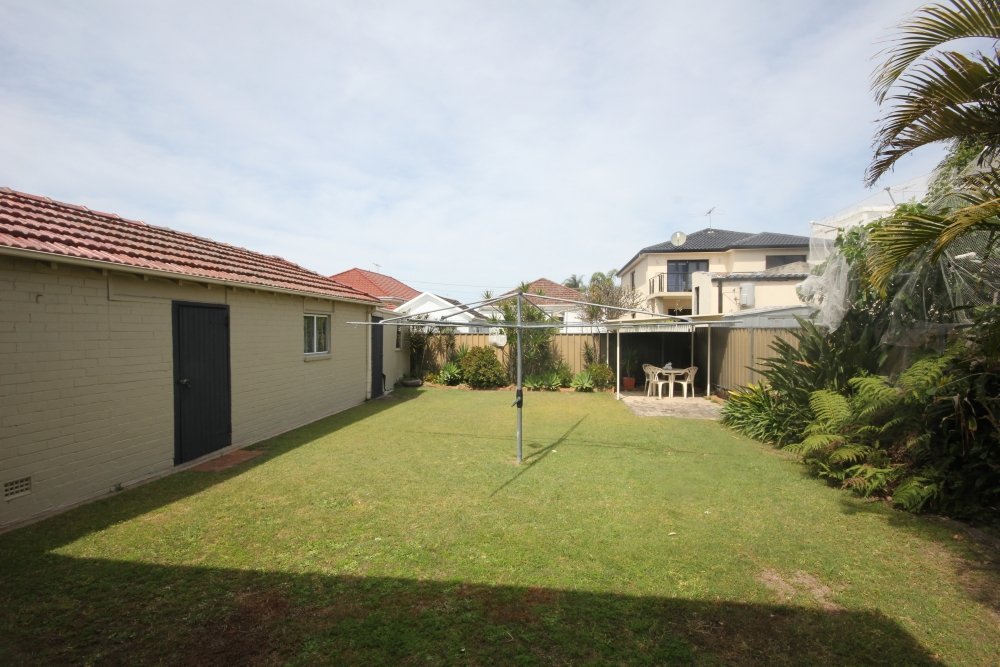 42 Pasadena Street MONTEREY 6