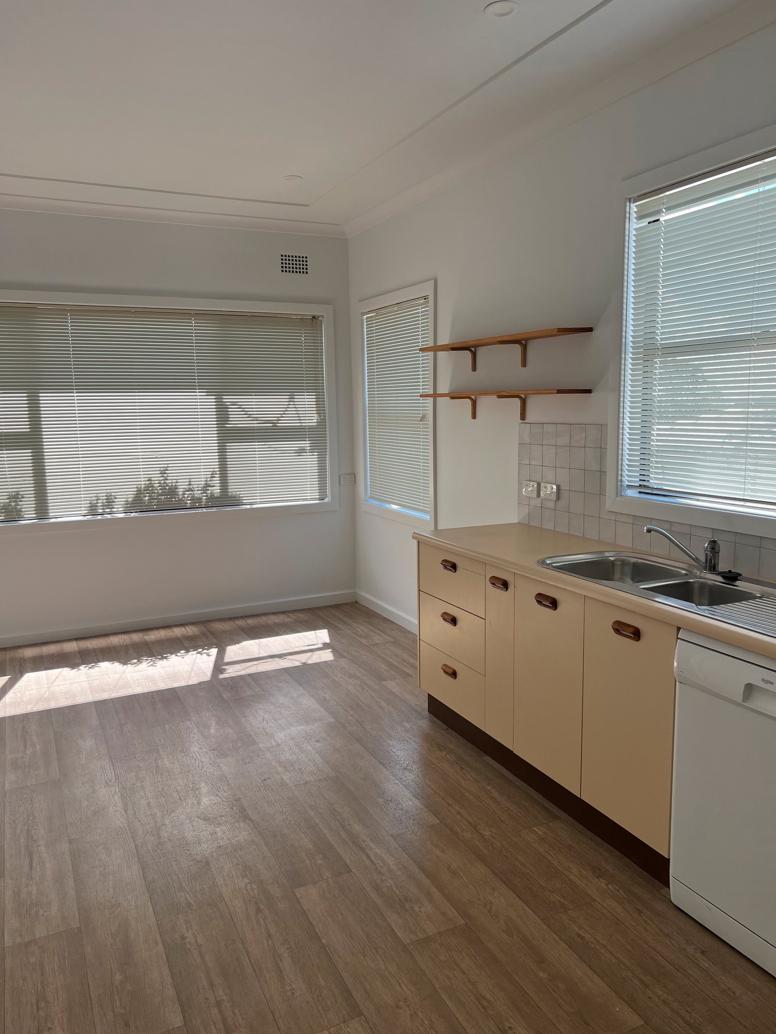 42 Stuart St  Kotara South 13