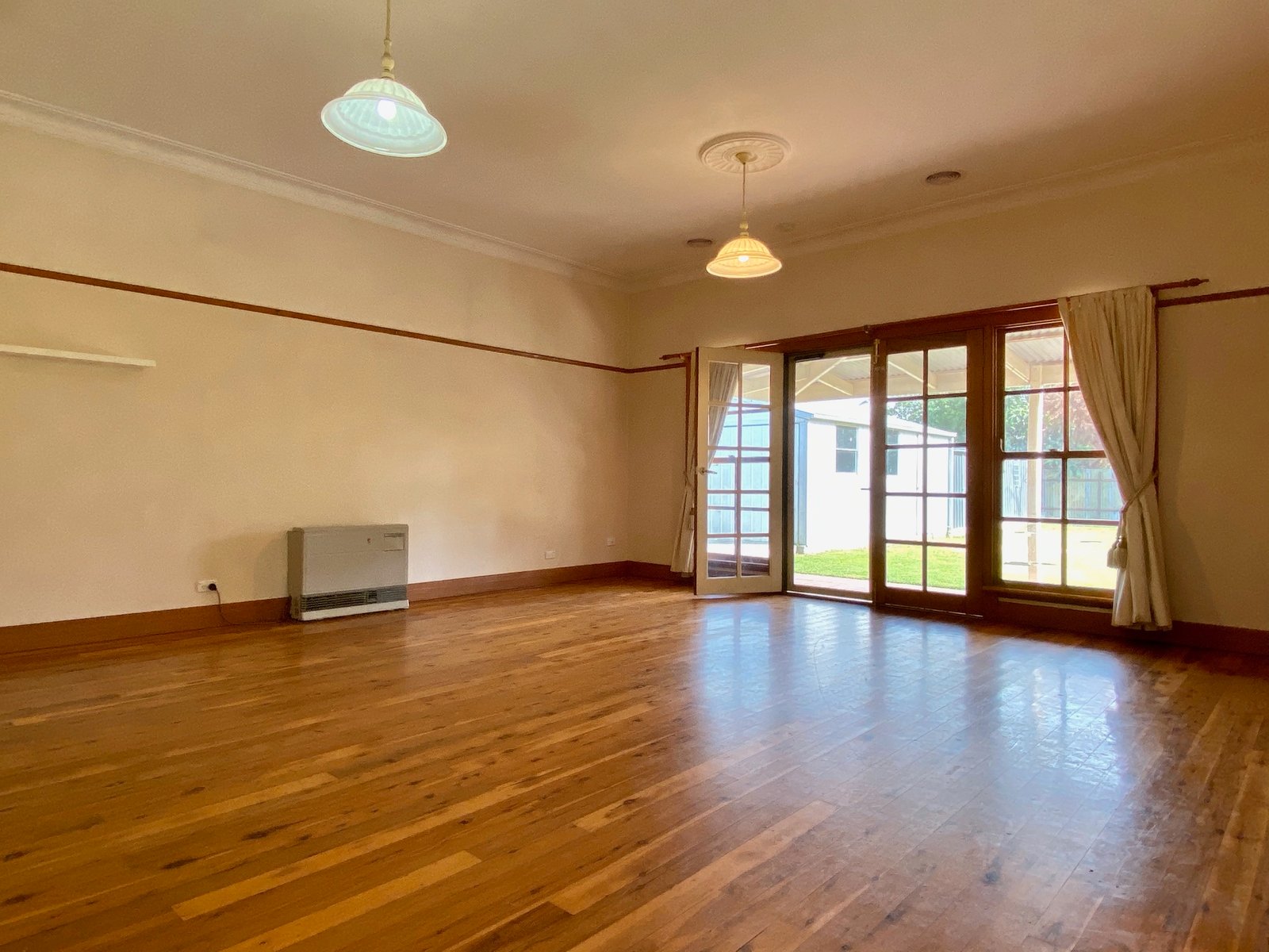 420 Hovell Street SOUTH ALBURY 5