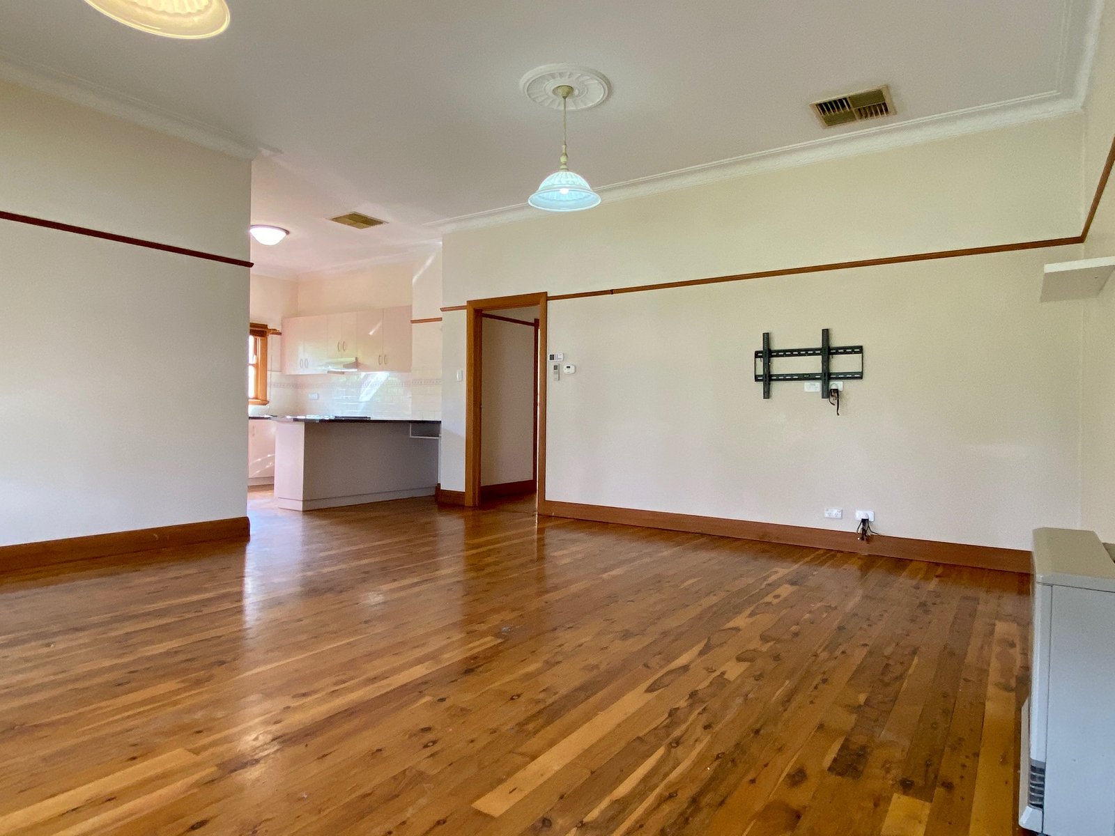 420 Hovell Street SOUTH ALBURY 6