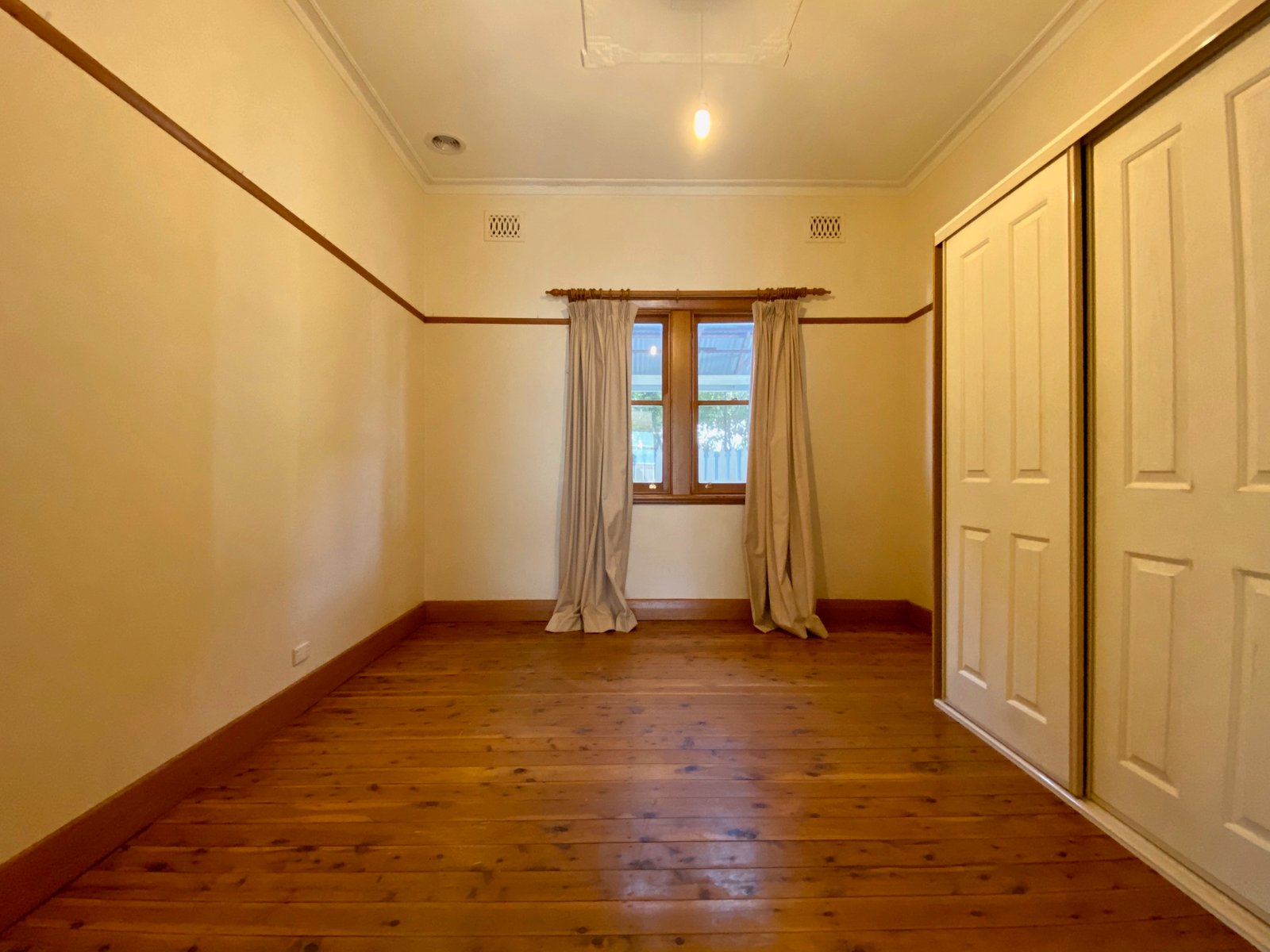 420 Hovell Street SOUTH ALBURY 9