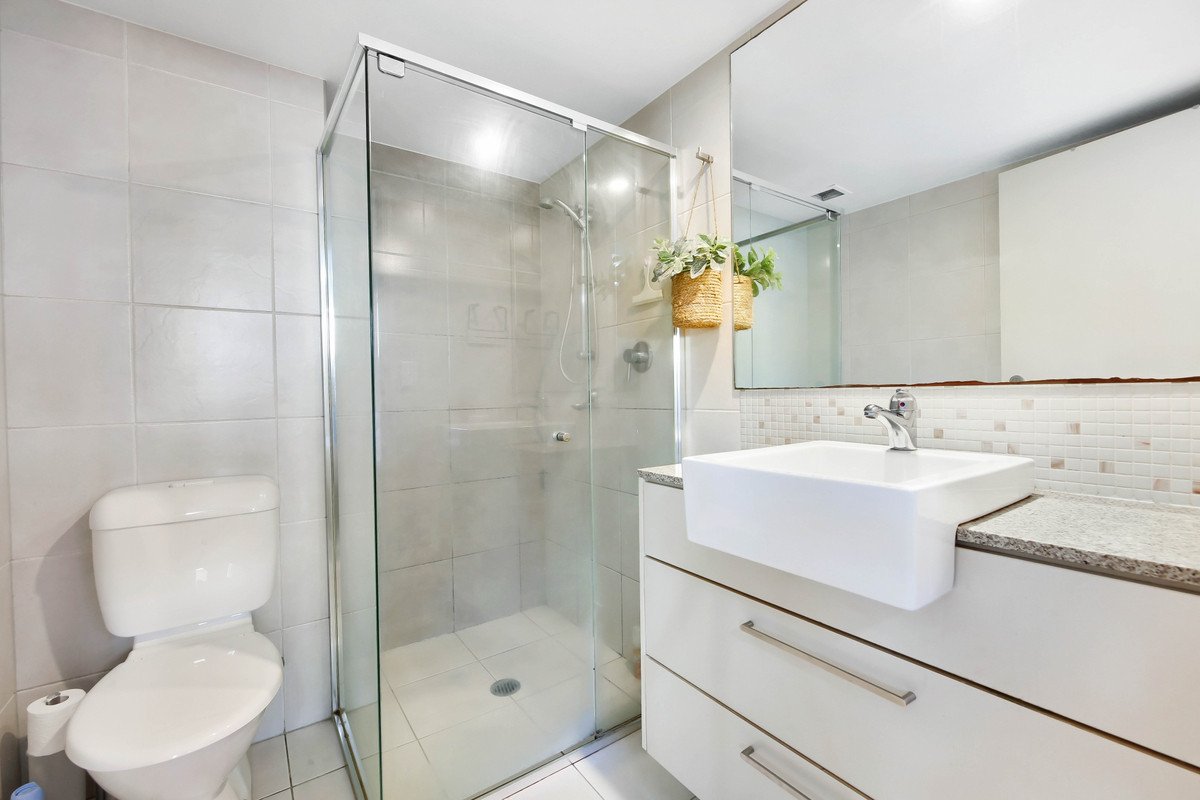 4206/12 Executive Drive Burleigh Waters 8
