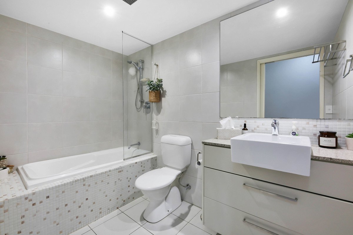 4206/12 Executive Drive Burleigh Waters 11