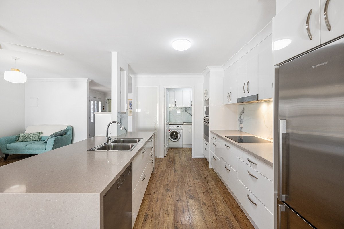 4/21 Beachcomber Court Burleigh Waters 2