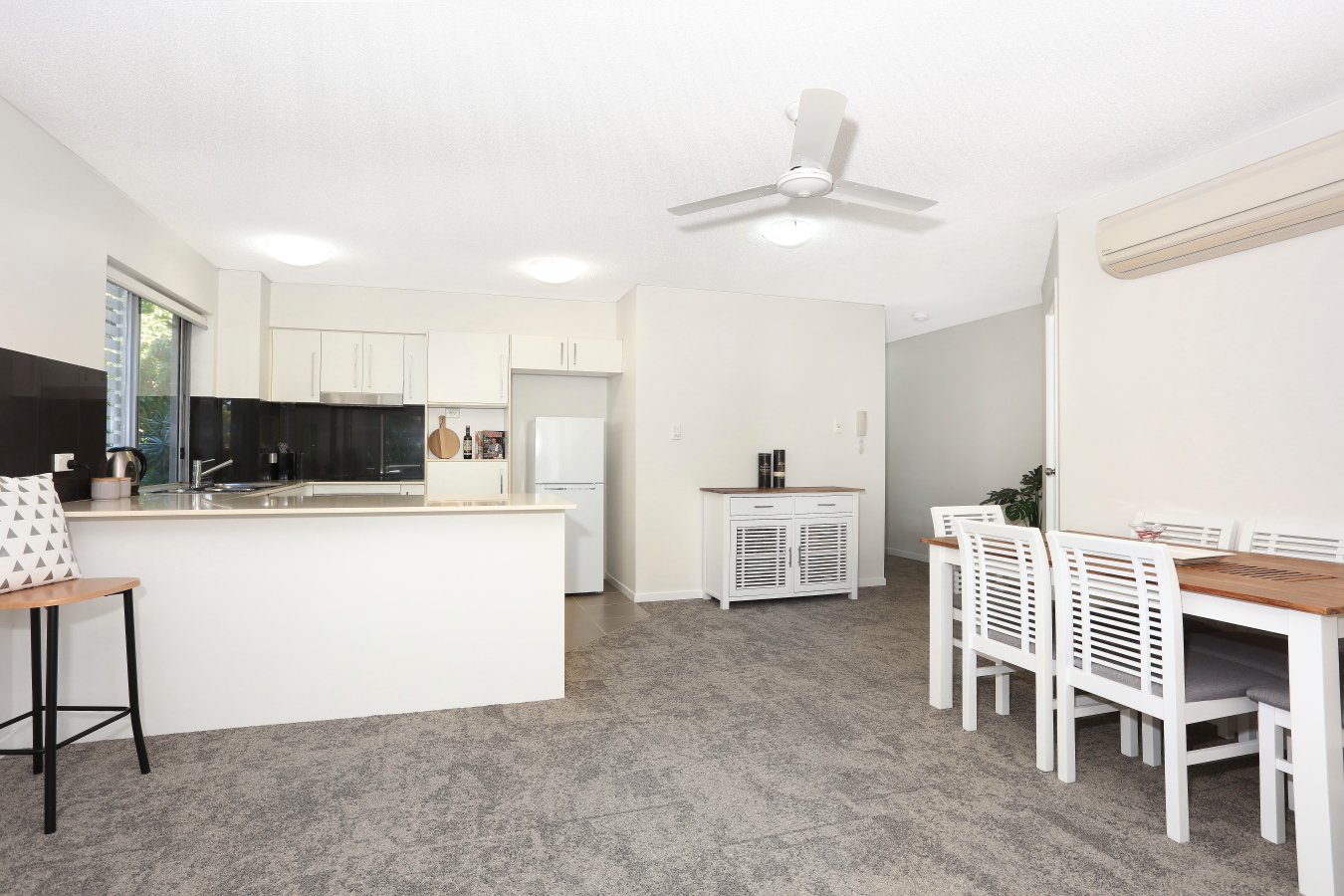 4/21 Middle Street LABRADOR 6