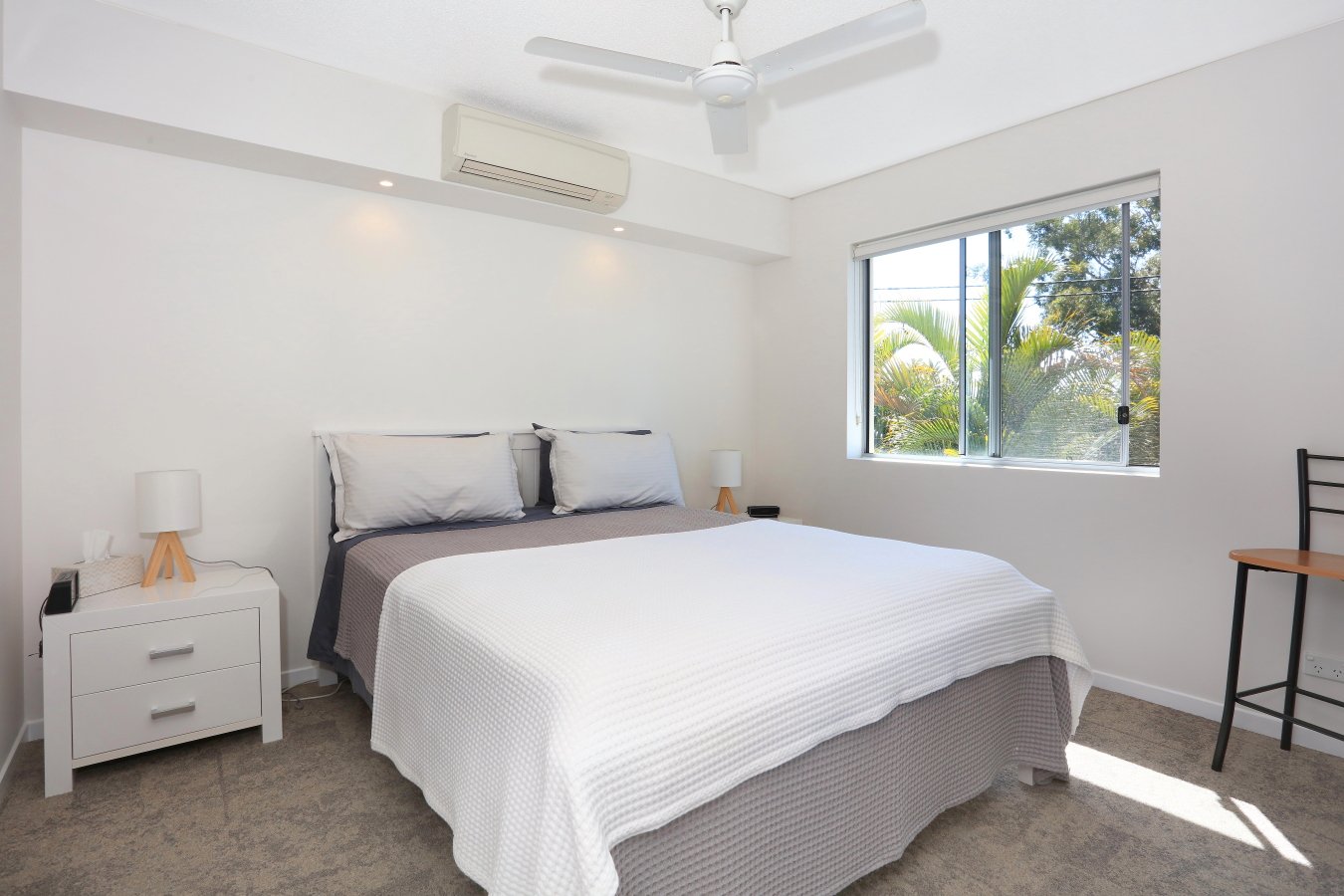 4/21 Middle Street LABRADOR 8