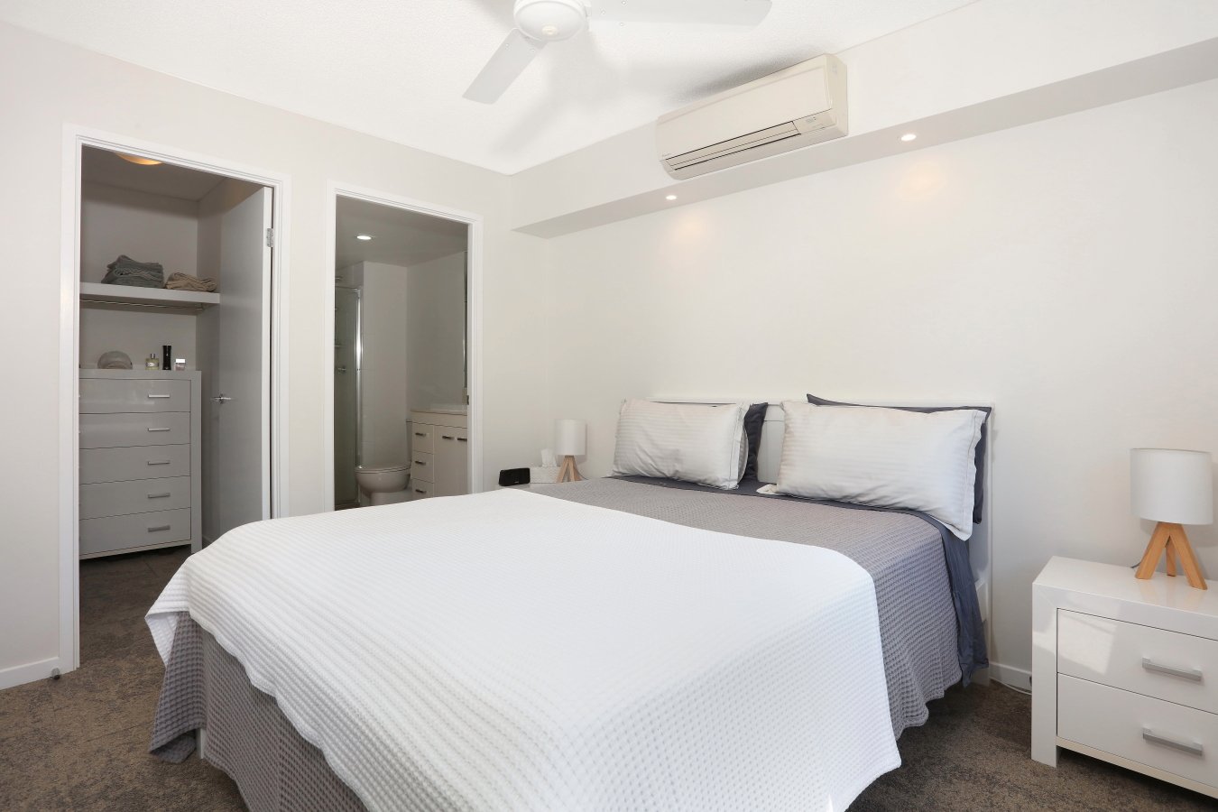 4/21 Middle Street LABRADOR 9