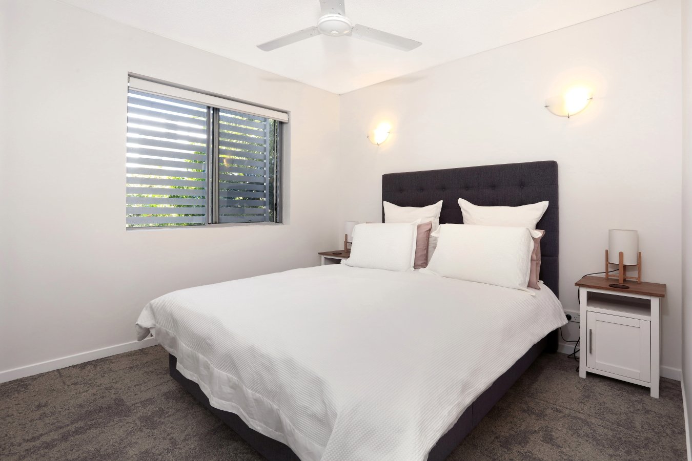 4/21 Middle Street LABRADOR 11