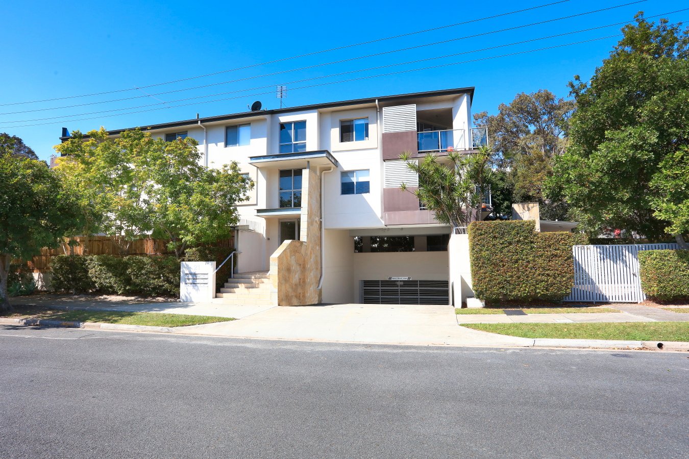 4/21 Middle Street LABRADOR 16