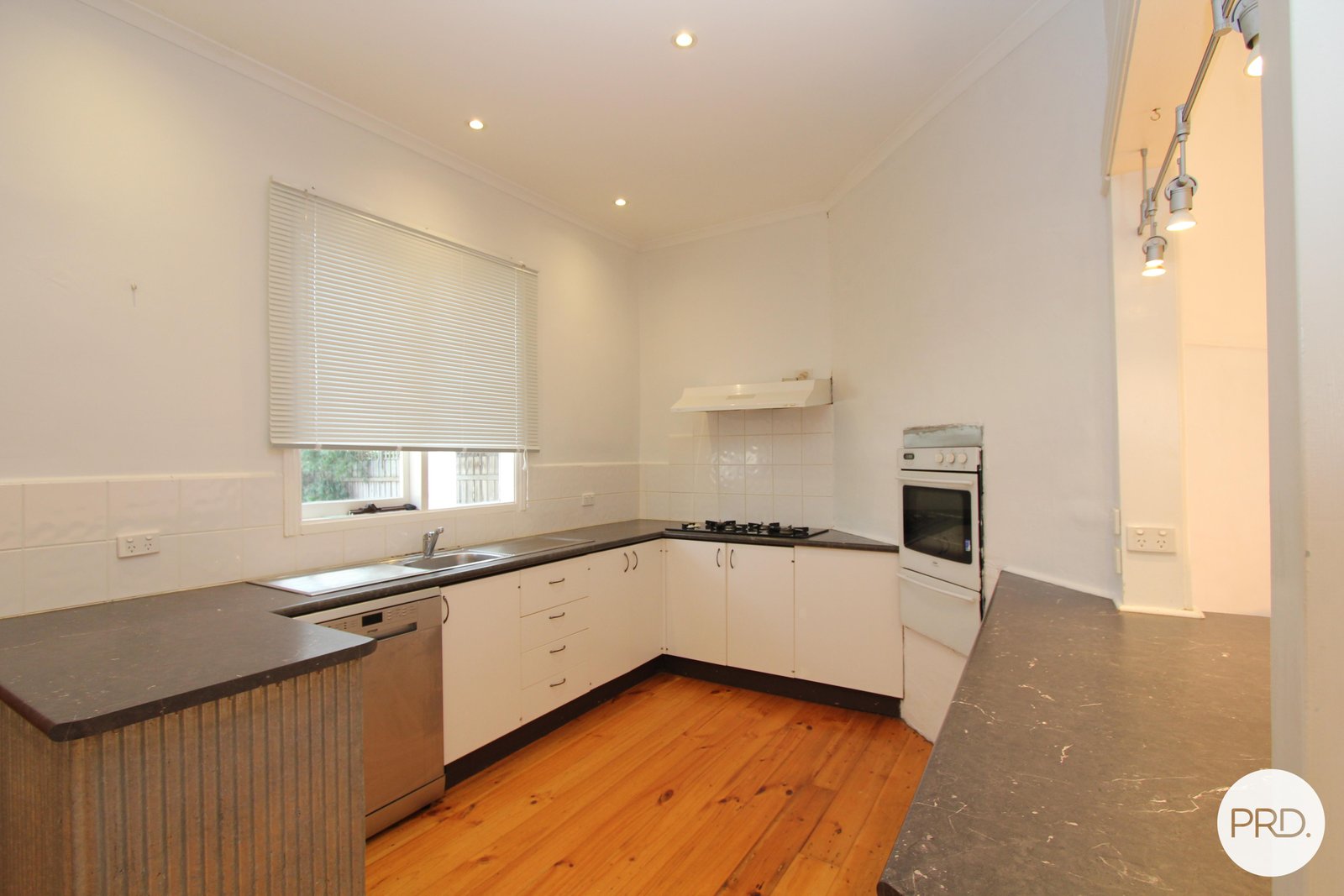 421 Nicholson Street BLACK HILL 8