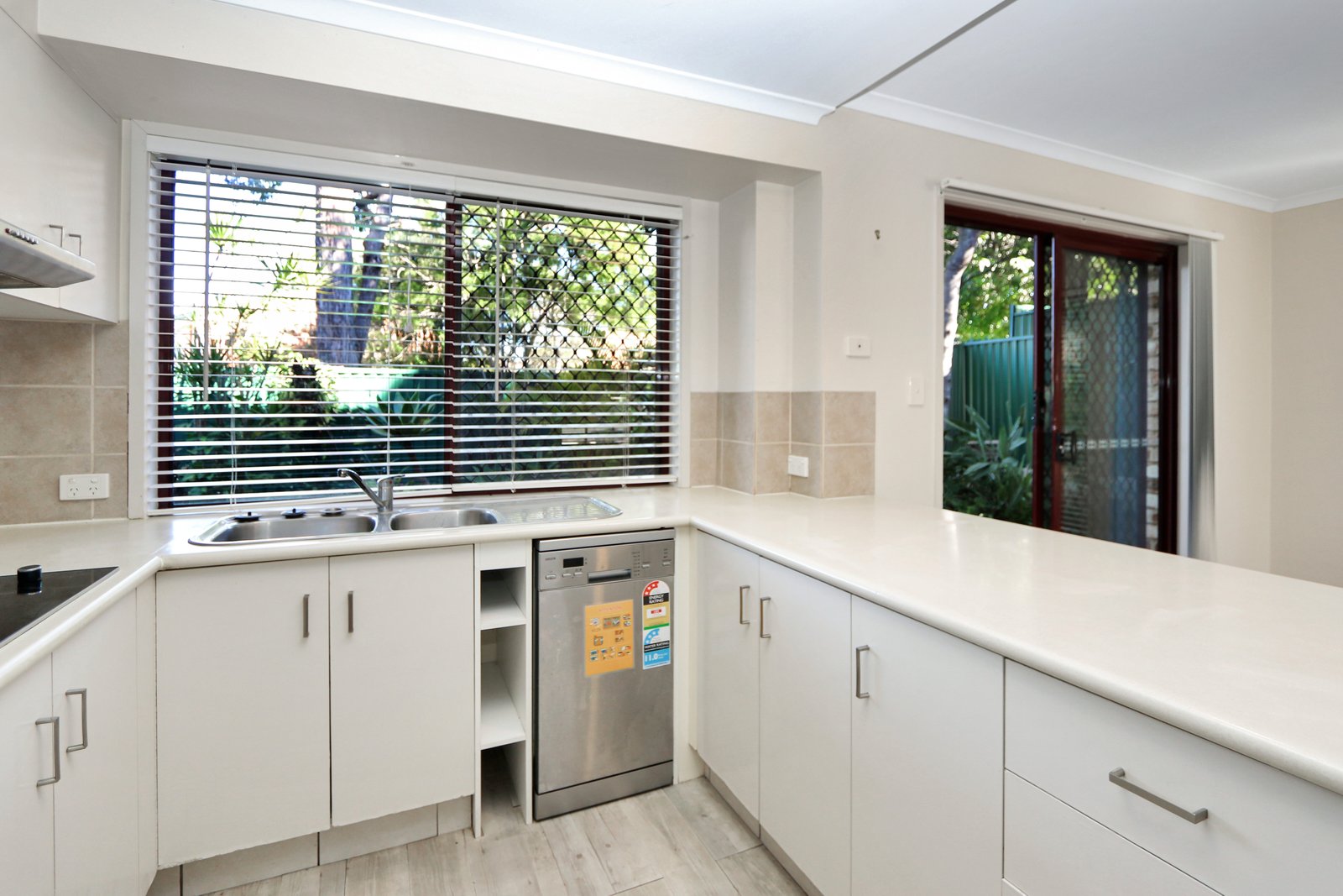 4/212 Central Street LABRADOR 6