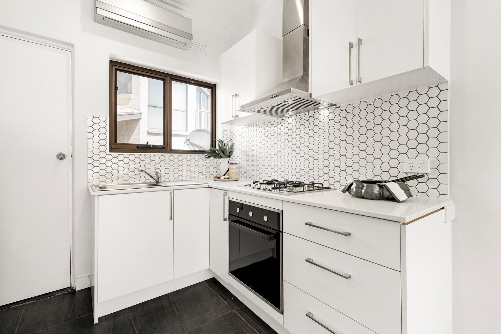 Gallery: 4/214 Beach Road