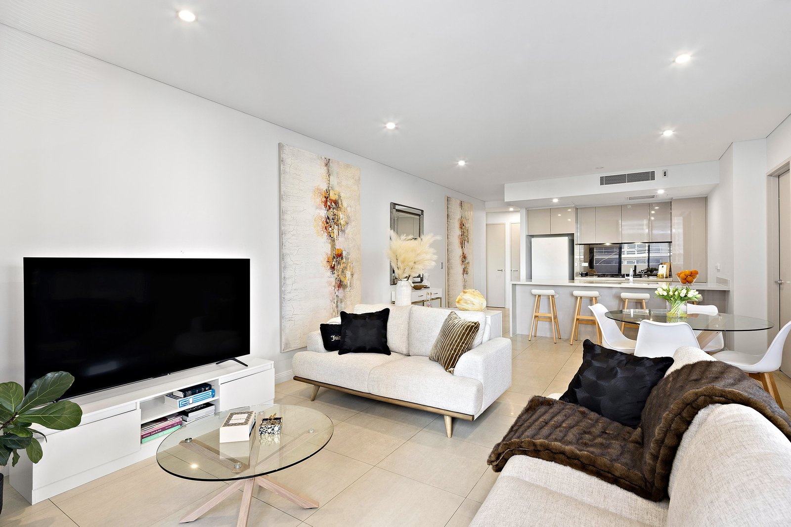 424/8 Studio Drive EASTGARDENS 1