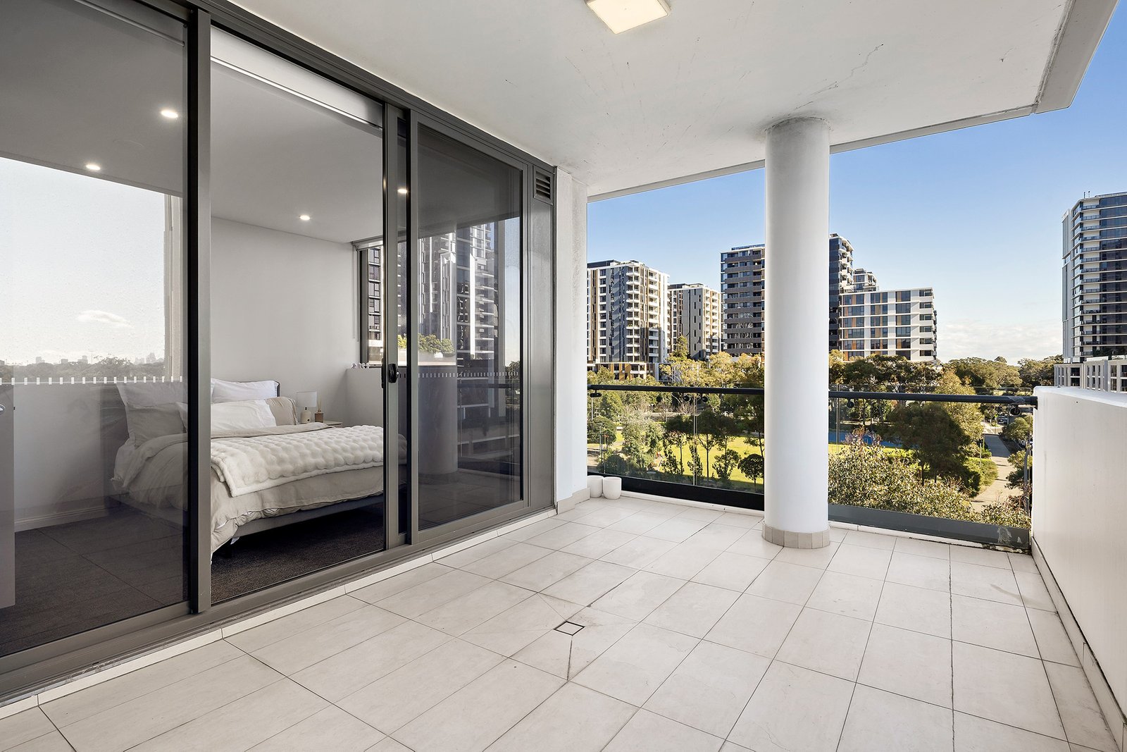 424/8 Studio Drive EASTGARDENS 10