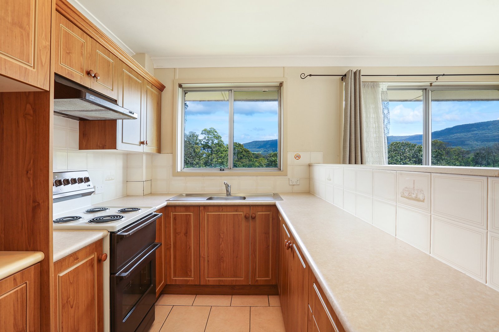 4/27 Prince Edward Drive BROWNSVILLE 4