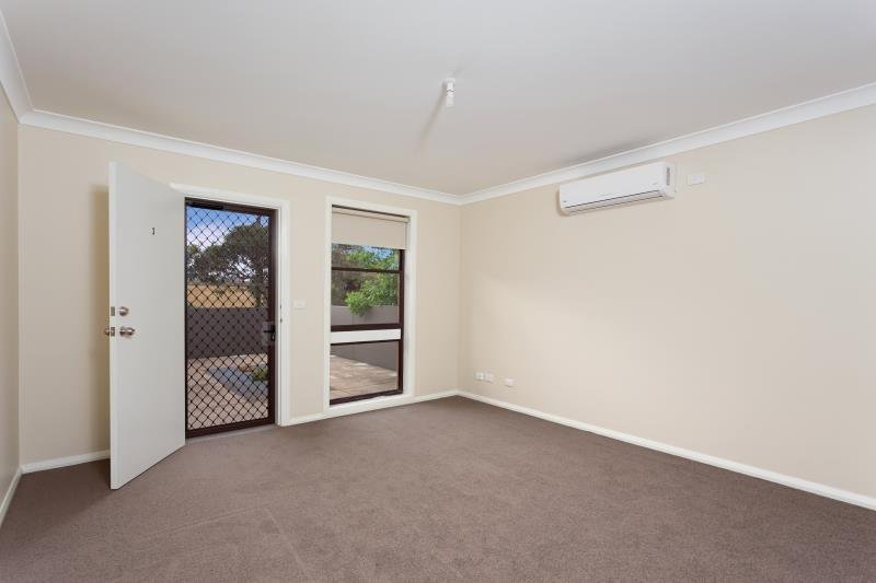 4/3 Bavaria Street TOLLAND 4