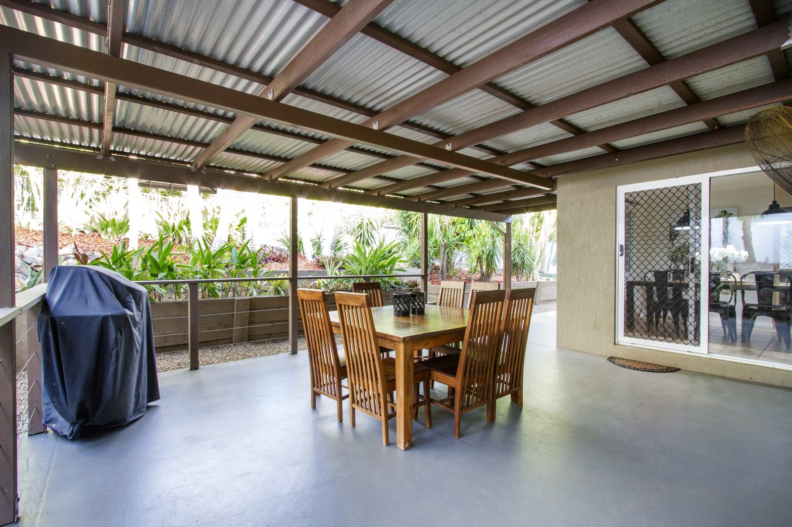 43 Country Rd  CANNONVALE 4