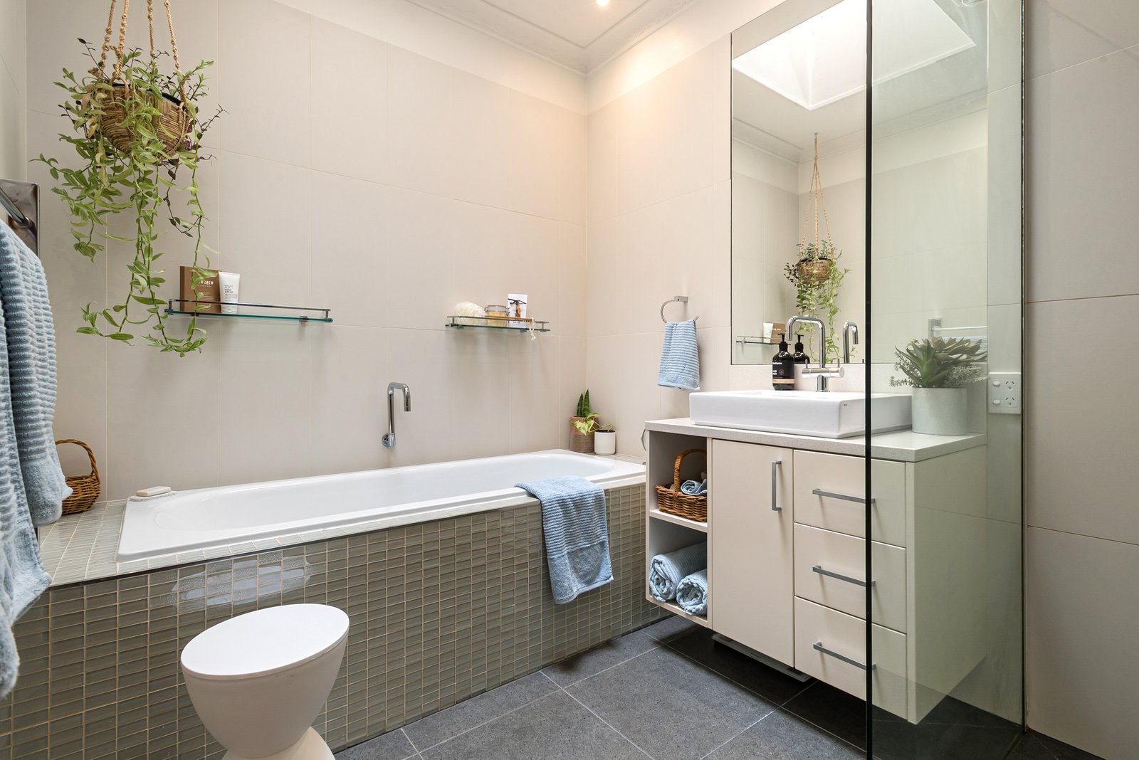 Real Estate and Property in 43 Stuart Drive, Woodend, VIC