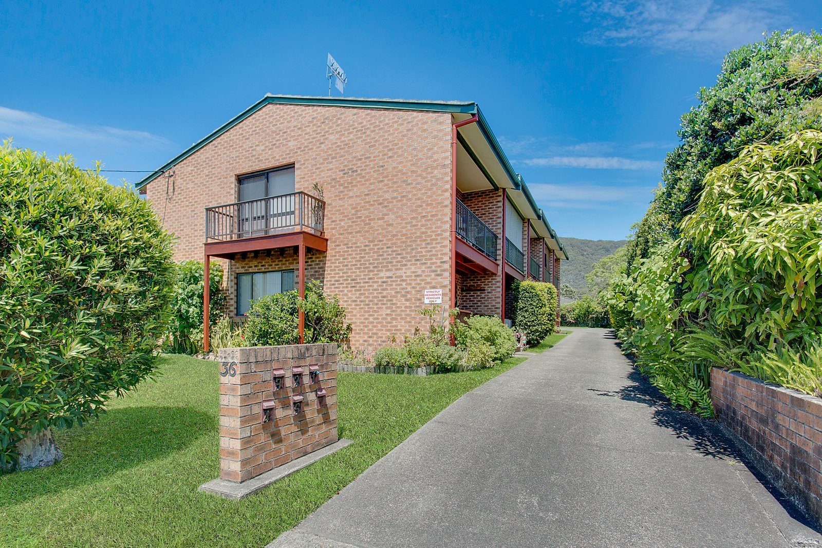 4/36 Lake Street LAURIETON 1