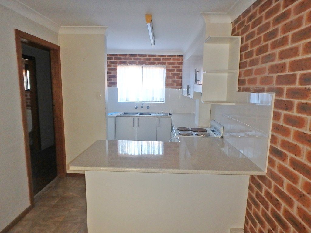4/36 Lake Street LAURIETON 1