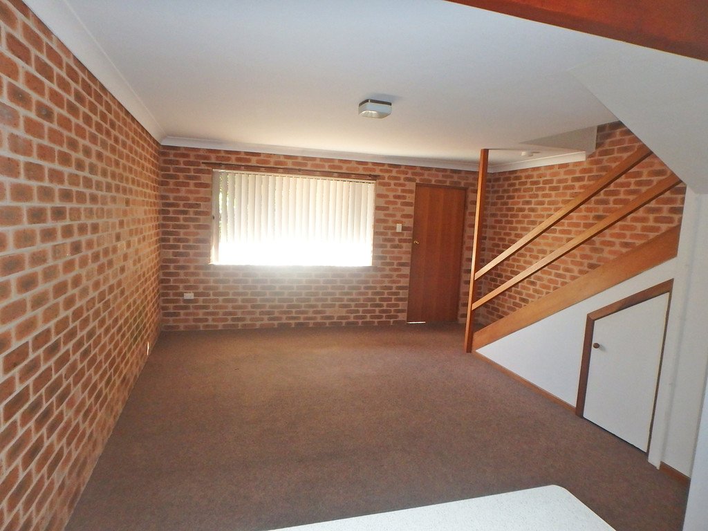 4/36 Lake Street LAURIETON 3