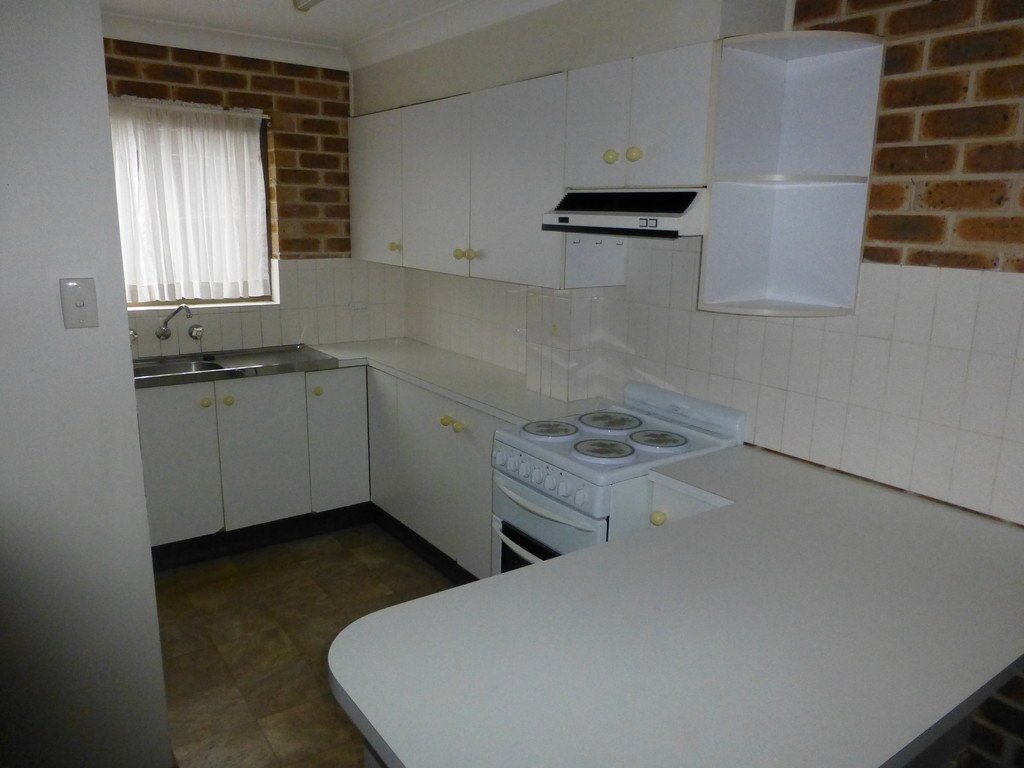 4/36 Lake Street LAURIETON 2