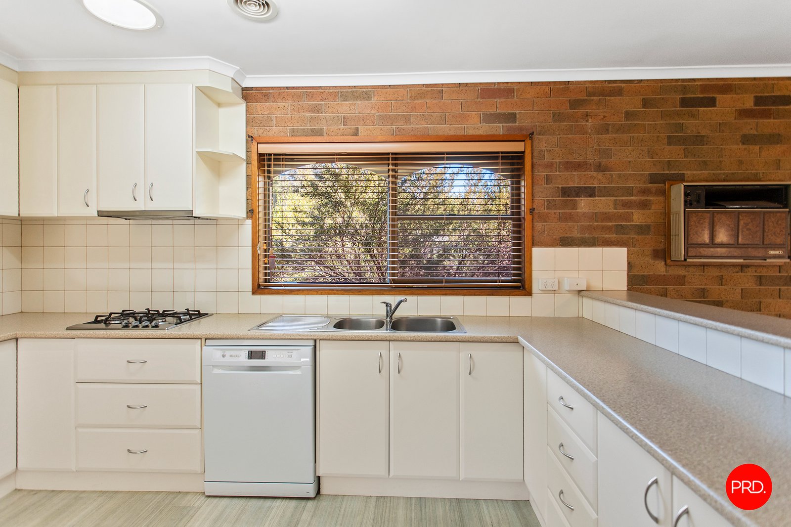 4/4 Carola Court KENNINGTON 9
