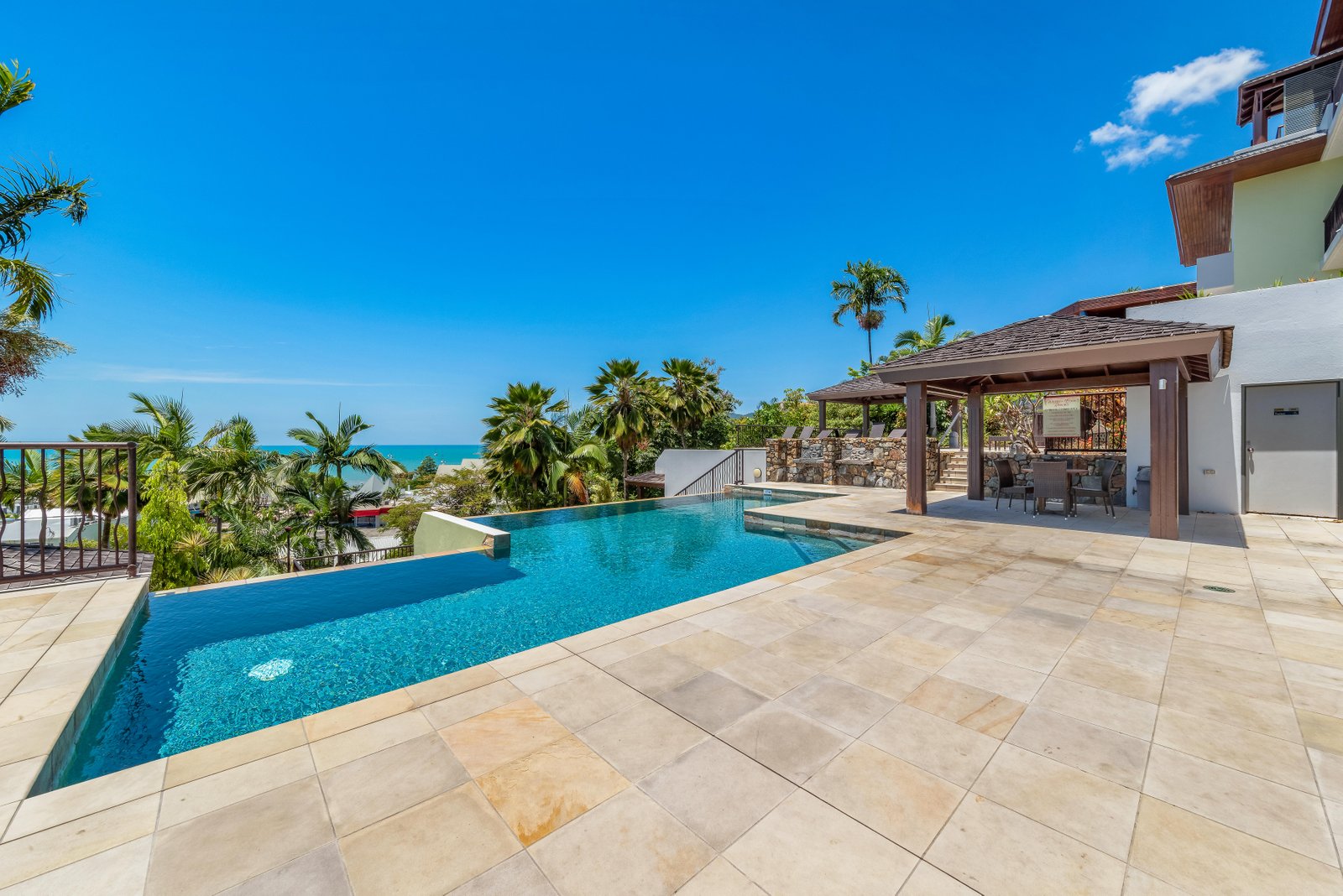 4/4 Golden Orchid Drive AIRLIE BEACH 10